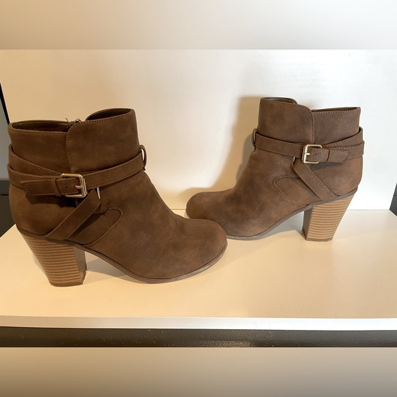 Women’s microsuede ankle boots, wrap-around buckle and strap detail. Women’s 8 - Picture 1 of 10